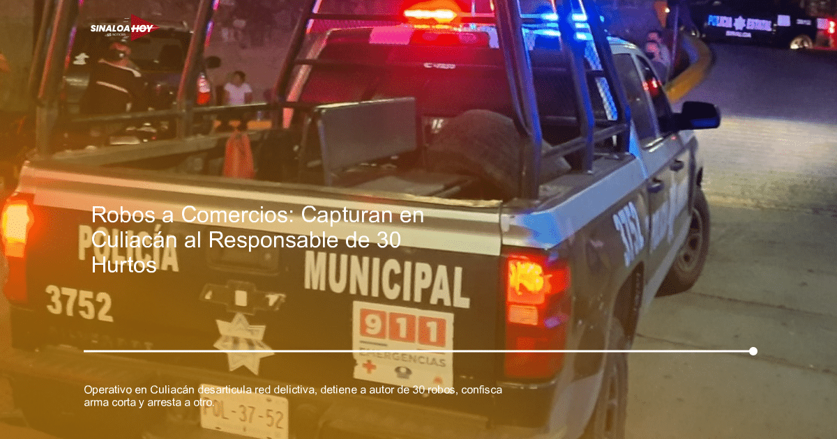 Camioneta de policía municipal con luces encendidas en operativo nocturno en Culiacán