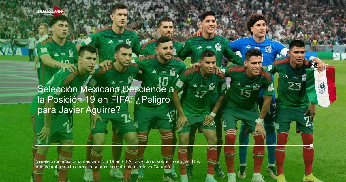 Jugadores de la selección mexicana de fútbol posando en el estadio con uniformes verdes y rojos, sosteniendo una bandera de México.