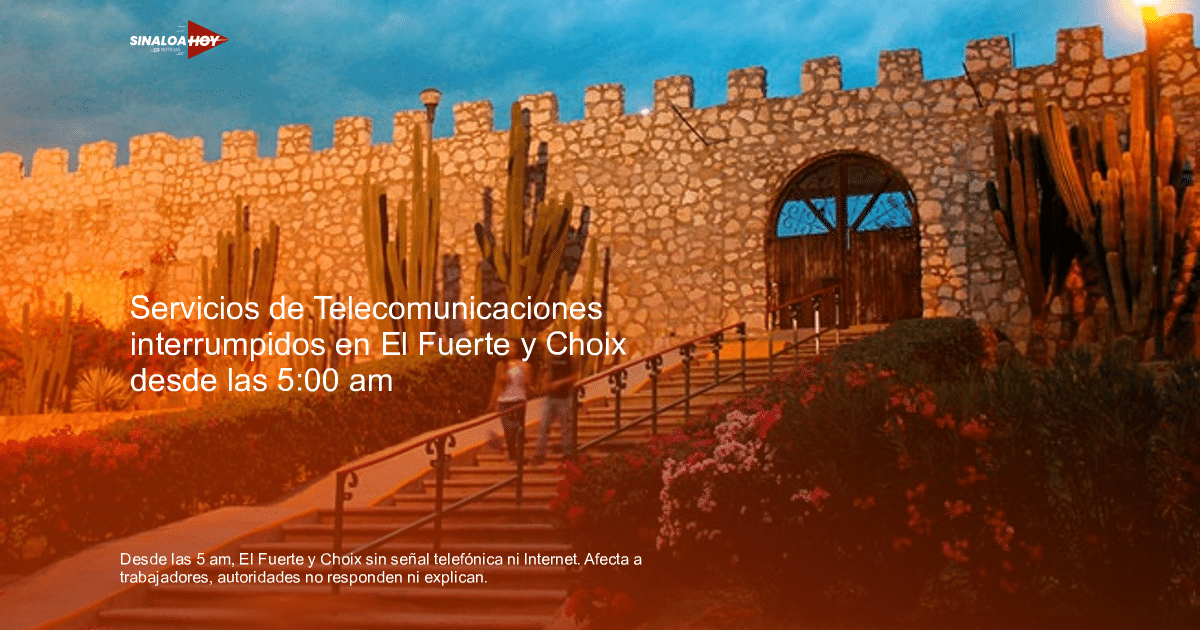 Muro de piedra con torres, puerta de madera y escalera rodeada de plantas al atardecer.