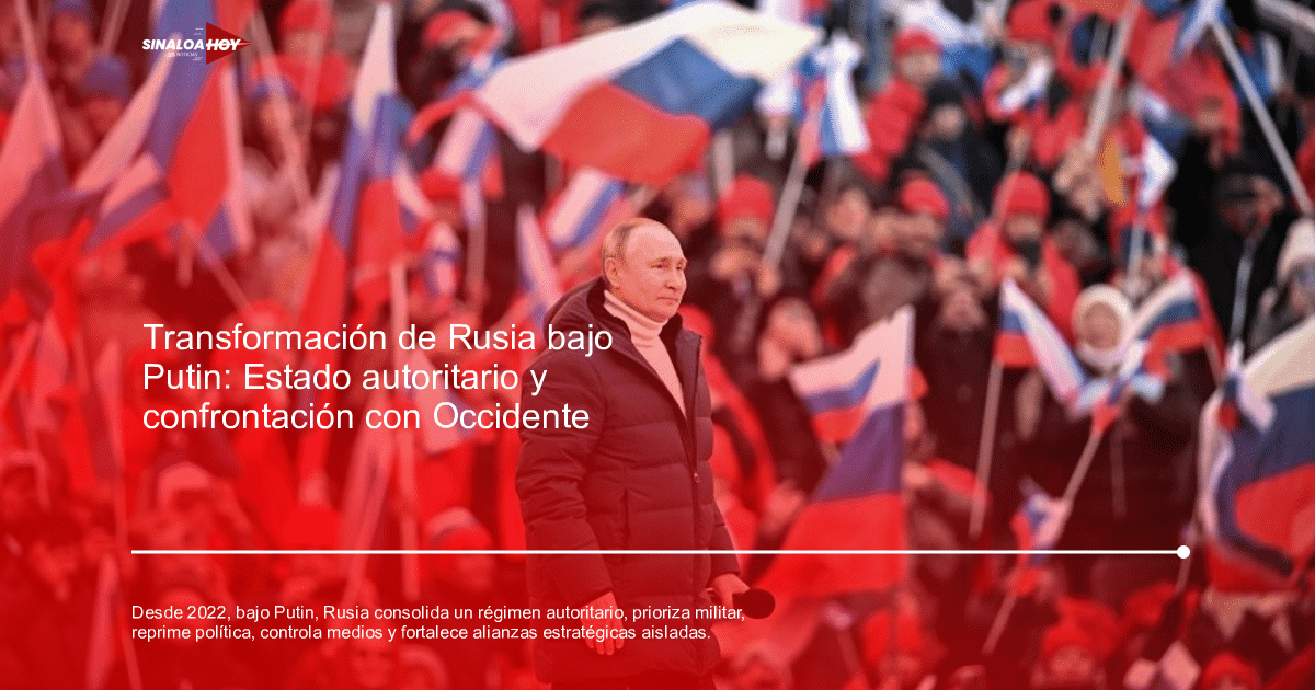 Persona en escenario con micrófono frente a multitud con banderas rusas