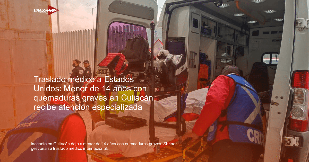 Personal de emergencias manipulando una camilla dentro de una ambulancia en Culiacán.