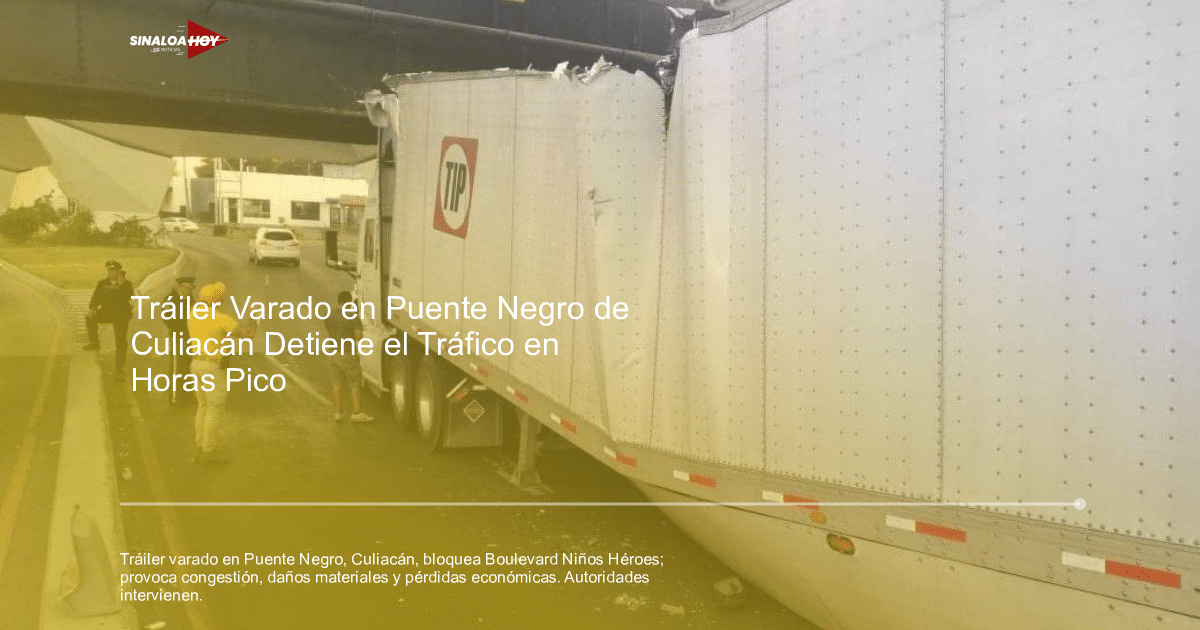 Camión de carga dañado tras chocar contra puente en Culiacán, con policías y civiles en la escena.