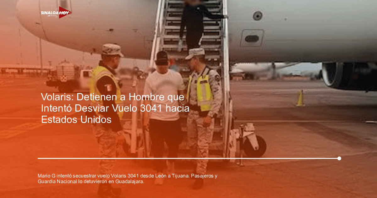Persona descendiendo de avión en aeropuerto con oficiales de seguridad, relacionado con intento de secuestro en vuelo Volaris.