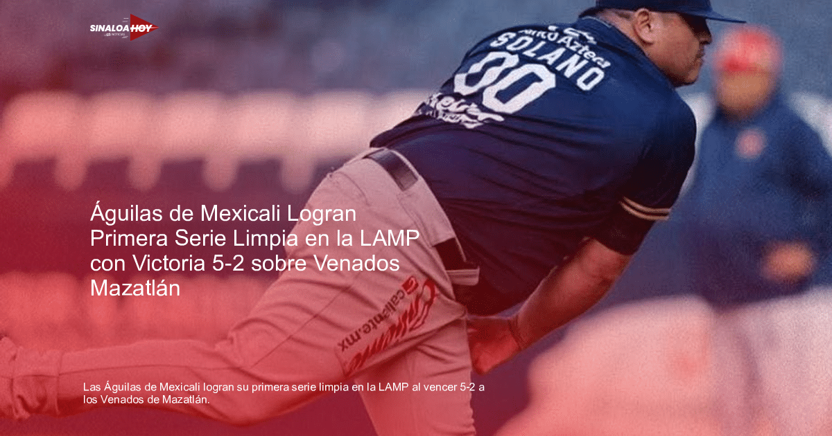 Javier Solano, lanzador de Las Águilas de Mexicali, en acción durante un juego de béisbol, vistiendo camiseta azul y pantalones grises.