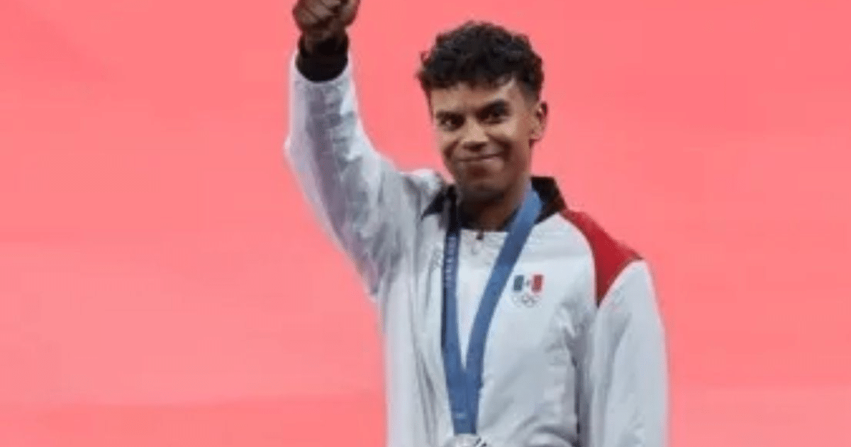 Atleta mexicano con medalla y chaqueta de colores patrios celebrando en el Congreso Nacional de Judo en Mazatlán.