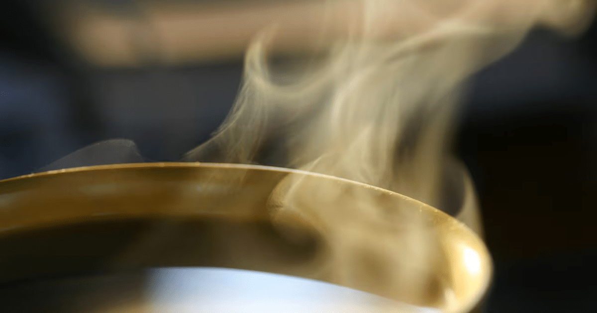 Vapor saliendo de un recipiente, simbolizando seguridad y precaución en el hogar.