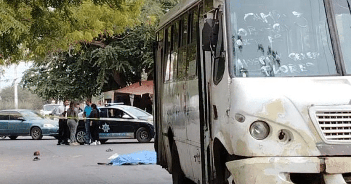 Investigadores en la escena de un accidente de tránsito en Los Mochis con un autobús y vehículos involucrados.