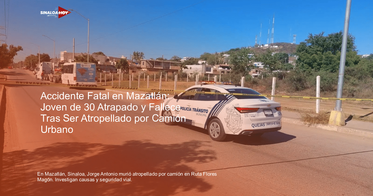 Vehículo de policía en carretera acordonada tras accidente en Mazatlán