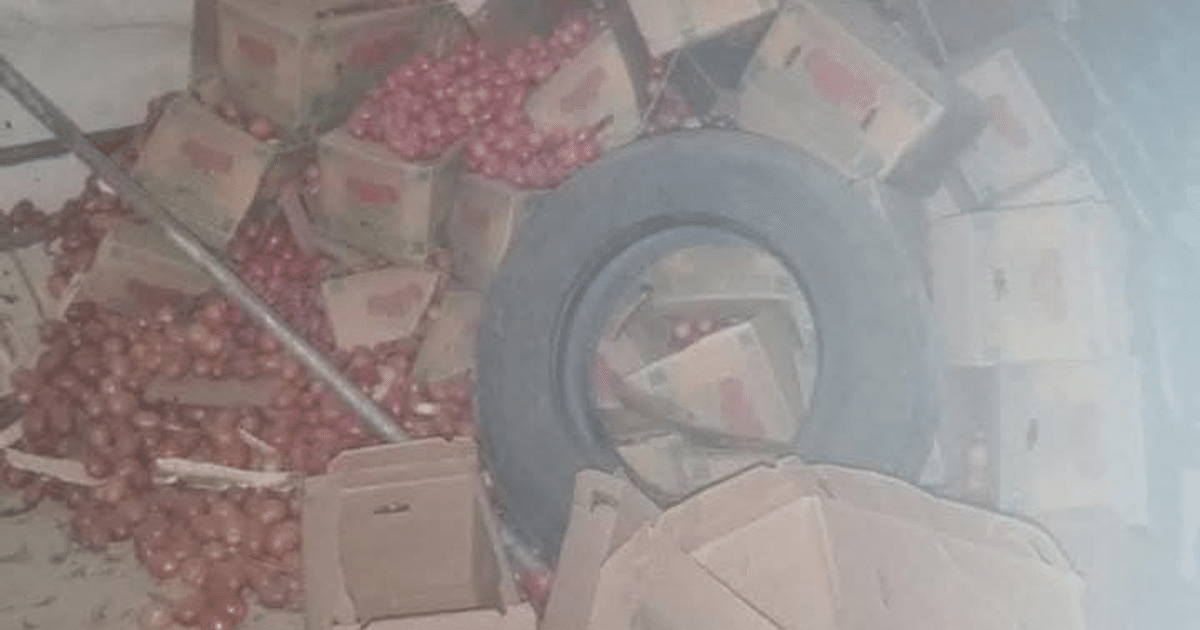 Accidente de tránsito en Cerro Aguado con cajas y cebollas esparcidas y una llanta en el suelo.