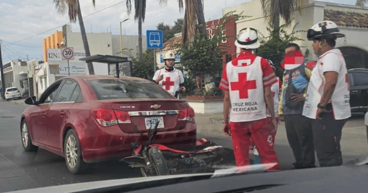Accidente de tráfico en Mazatlán con rescatistas de la Cruz Roja Mexicana atendiendo la escena.
