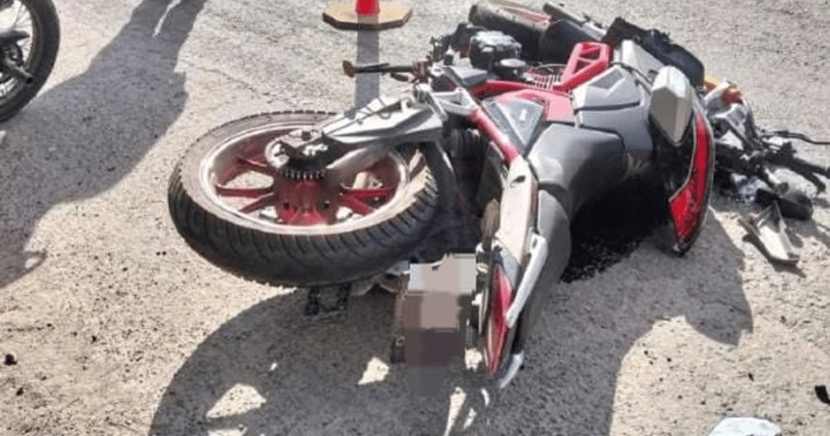 Motocicleta volcada en accidente en carretera México 15, Sinaloa