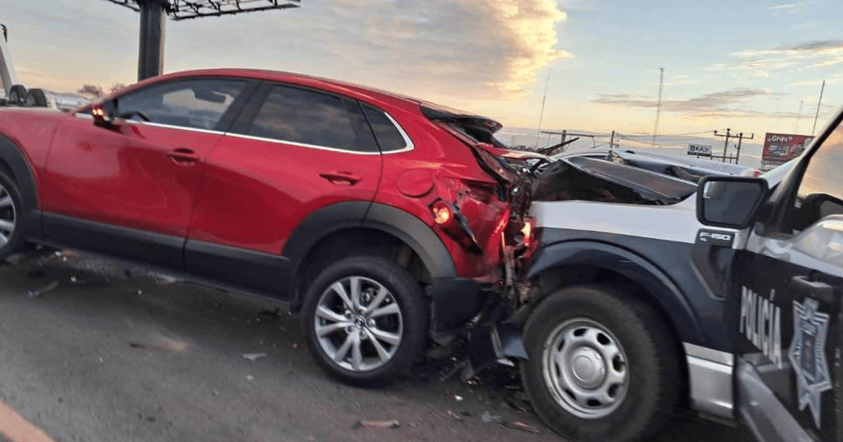 Accidente entre patrulla y Mazda CX5 en Culiacán, con daños visibles en ambos vehículos.