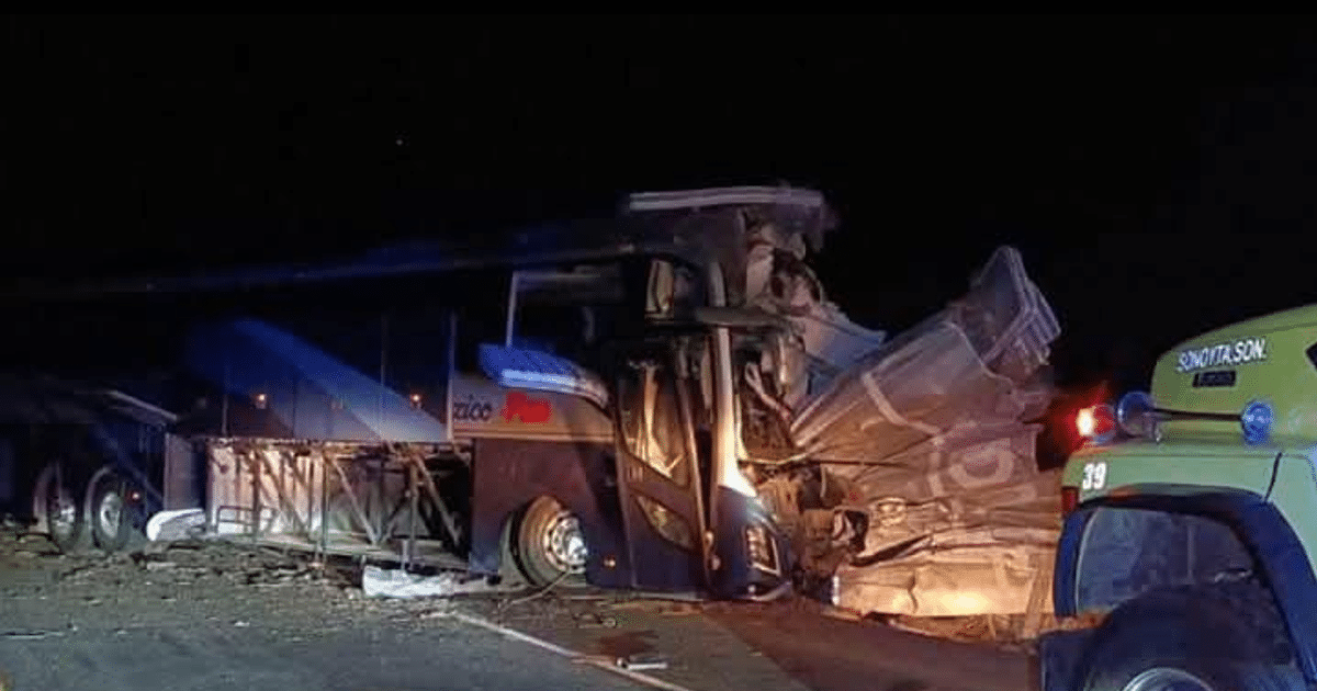 Autobús volcado en la noche con vehículo de emergencia en Sonoyta