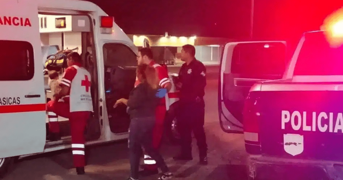 Escena nocturna de emergencia con ambulancia y policía en Guasave, Sinaloa, tras accidente de motocicleta.