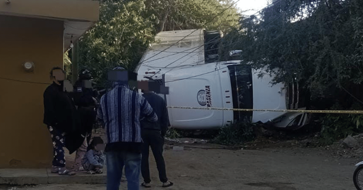 Camión volcado en la avenida Gabriel Leyva, rodeado de vegetación y cinta de seguridad, con personas observando.