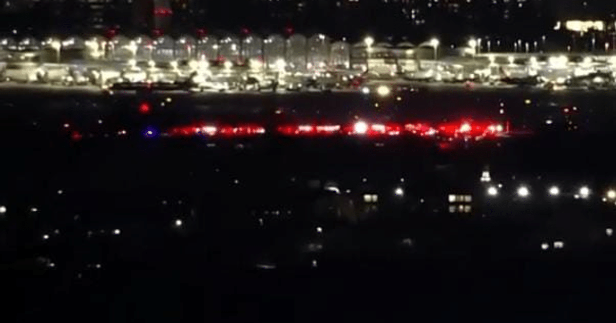 Luces de emergencia en el Aeropuerto Ronald Reagan tras accidente aéreo nocturno.