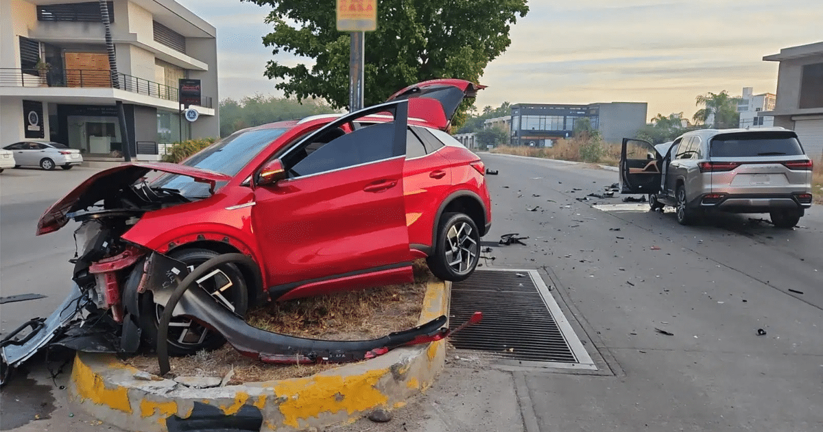 Accidente de coche rojo y SUV plateado en calle urbana de Culiacán
