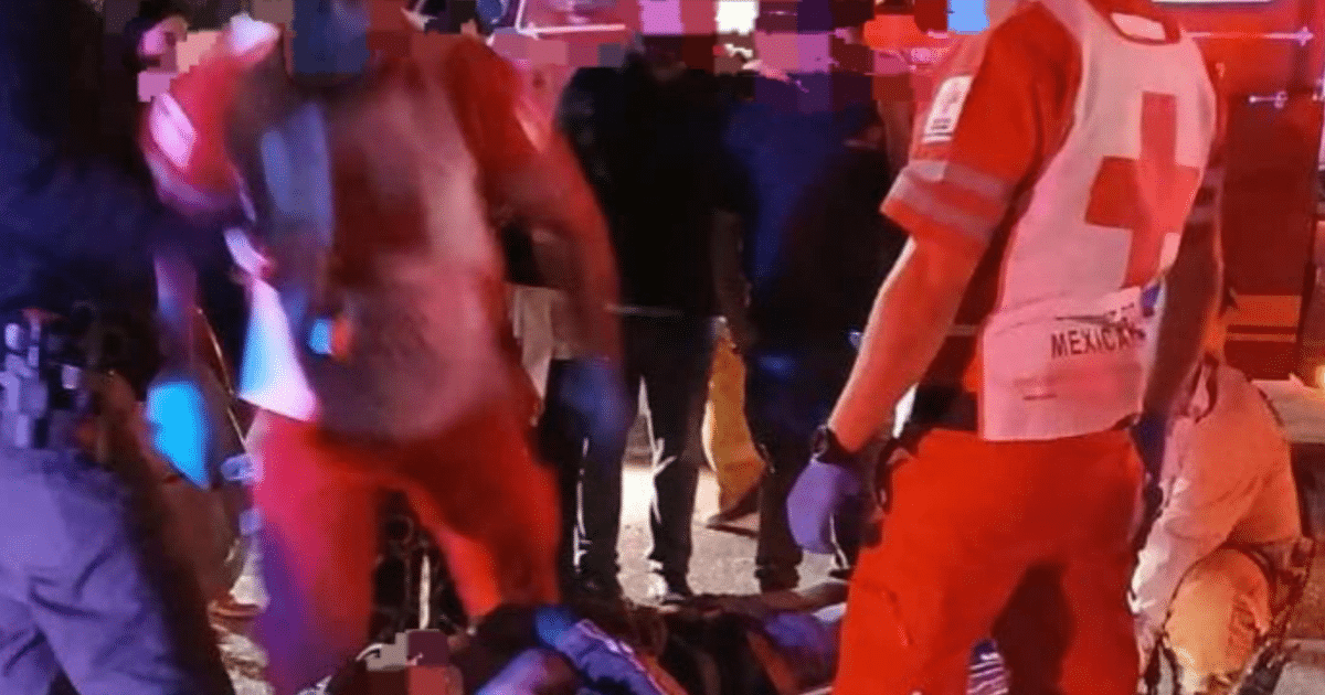 Rescatistas brindando primeros auxilios en un accidente nocturno en Culiacán