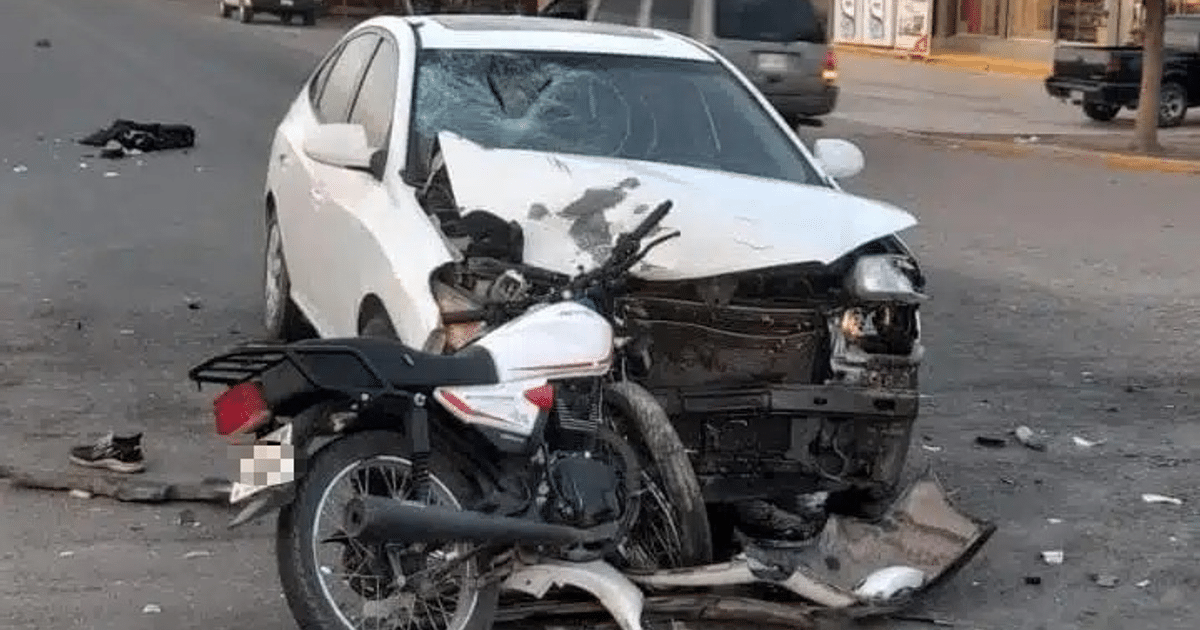 Accidente de tráfico en Guasave con automóvil y motocicleta dañados