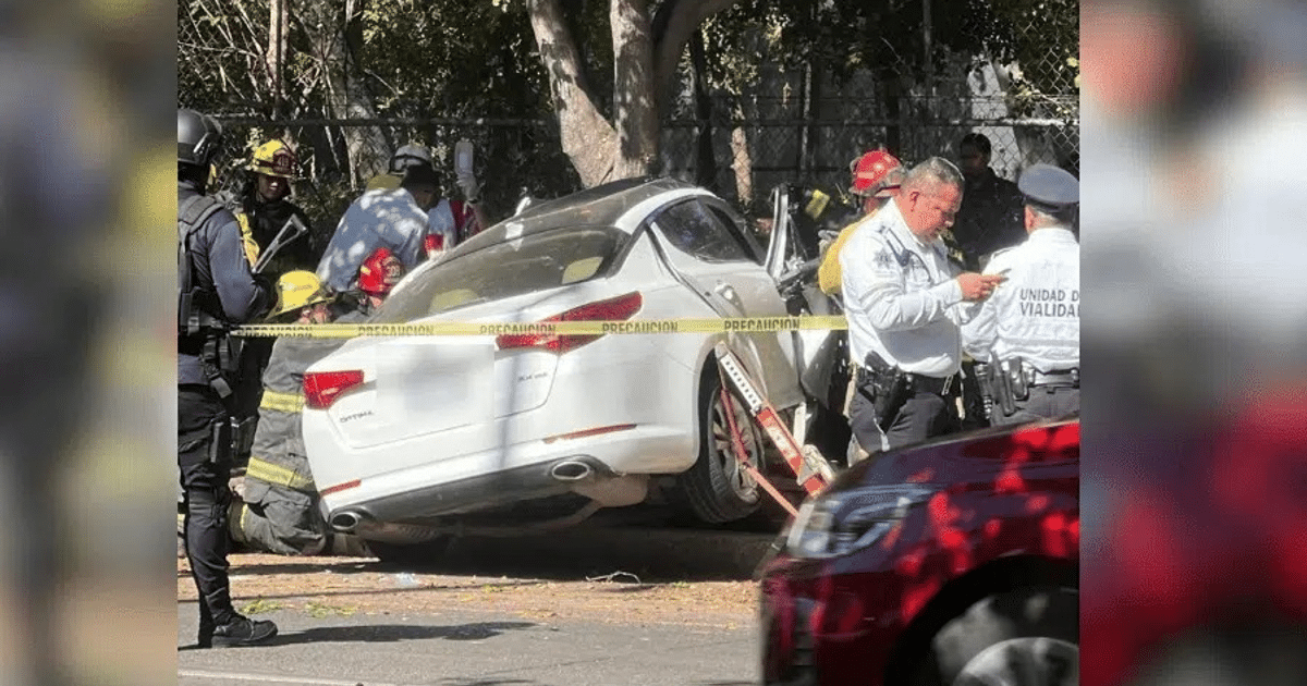 Accidente de automóvil blanco en el Malecón Nuevo de Culiacán, rodeado de cinta de precaución y personal de emergencia.