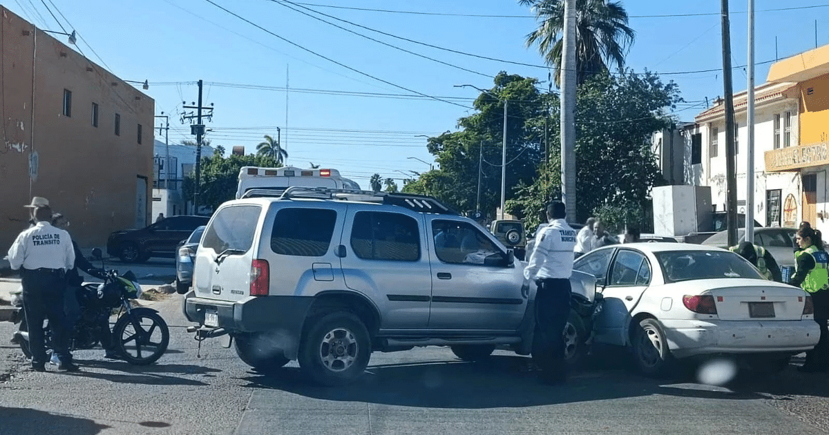 Accidente de tráfico en intersección de Los Mochis con dos vehículos dañados y personal de tránsito presente.