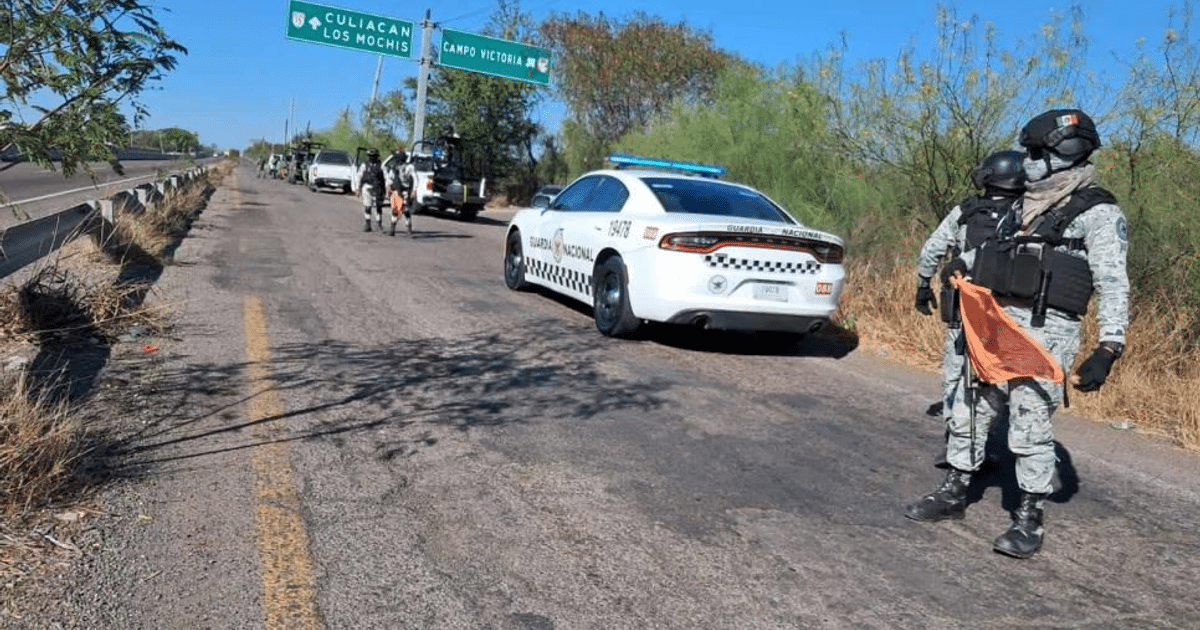 Guardia Nacional en operativo en carretera hacia Culiacán, con agentes armados y señales de tráfico visibles.