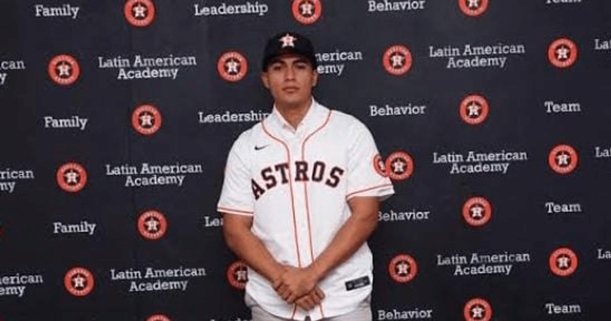 Adrián Ruiz Higuera con camiseta y gorra de los Astros en evento de la Latin American Academy