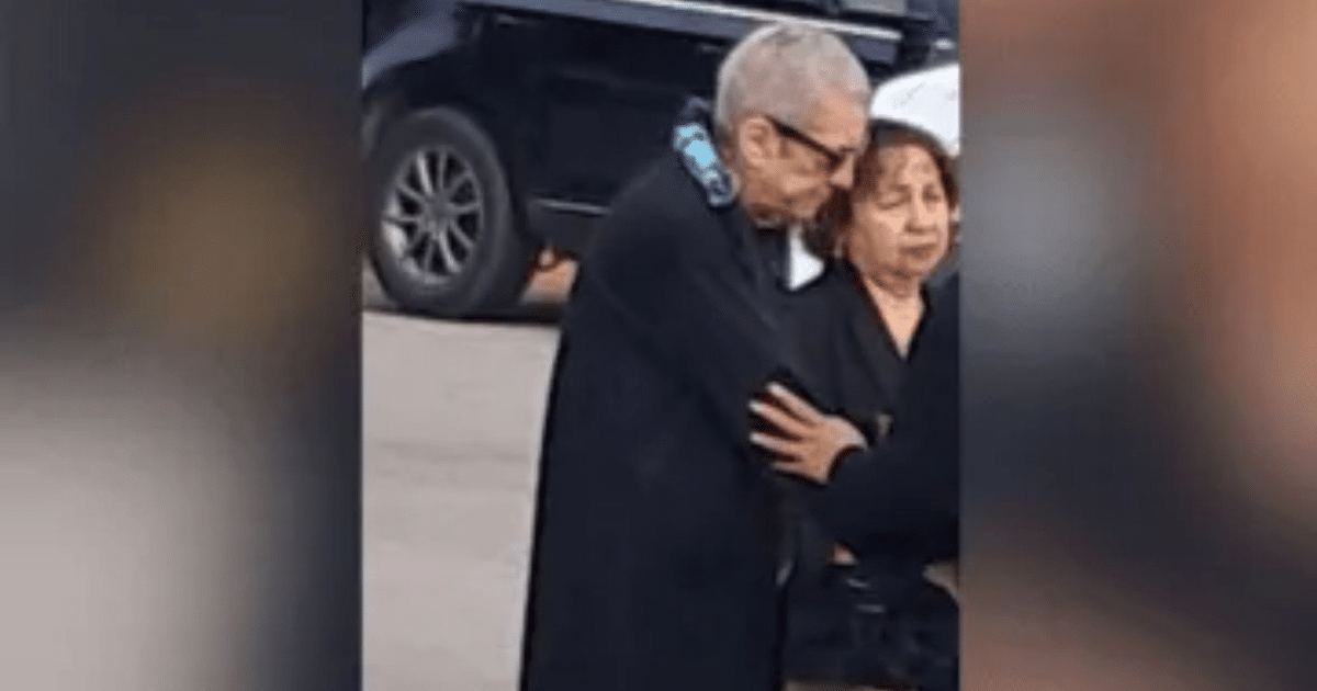 Adulta mayor estadounidense en el Aeropuerto de Mazatlán esperando a sus familiares.