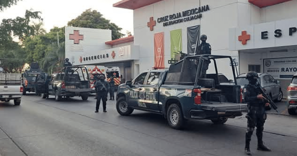 Policía y equipo táctico frente a la Cruz Roja en Culiacán tras incidentes violentos