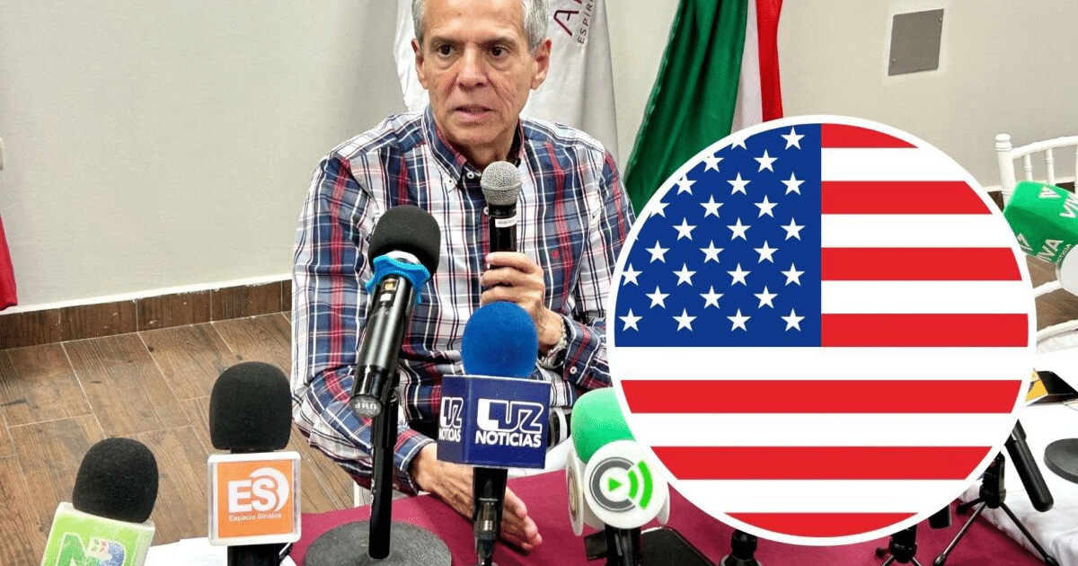 Alcalde de Ahome en conferencia de prensa sobre deportaciones, rodeado de micrófonos y banderas.