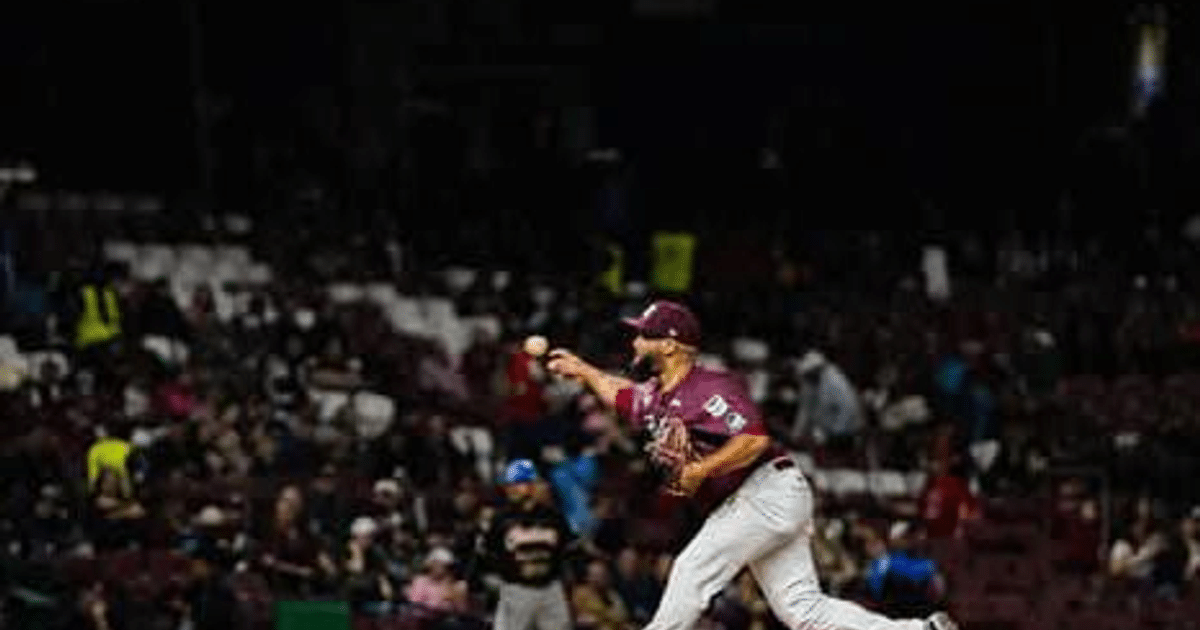 Alfredo Despaigne lanzando en la Final LMP con público en el fondo