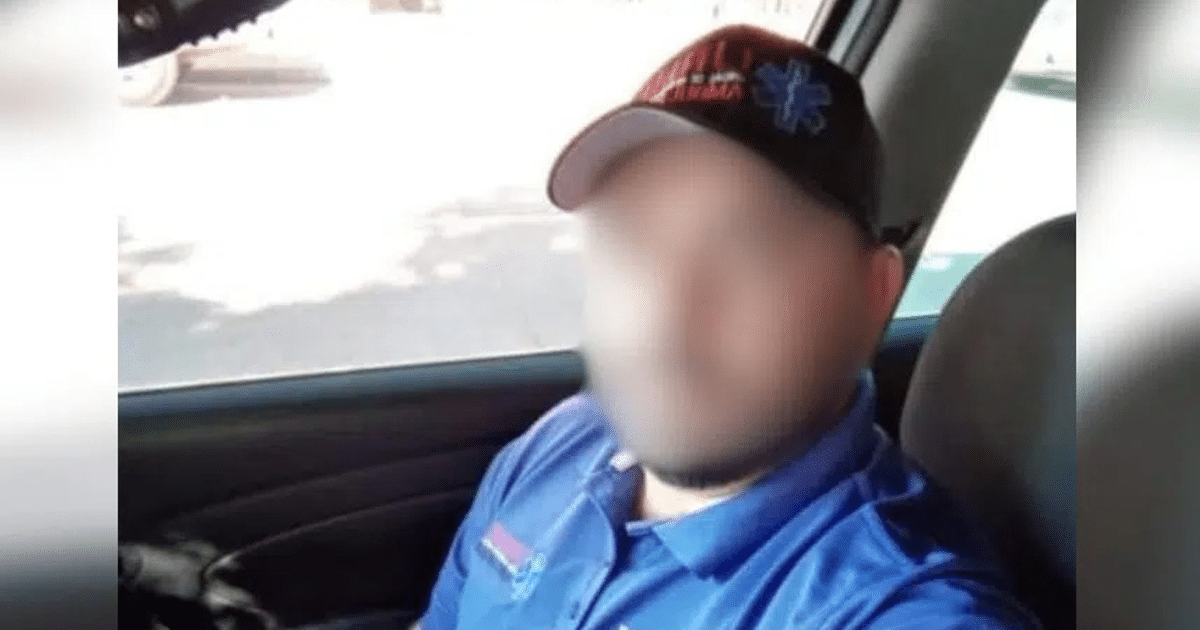 Persona en vehículo con camisa azul y gorra, relacionada con desaparición en Guamúchil.