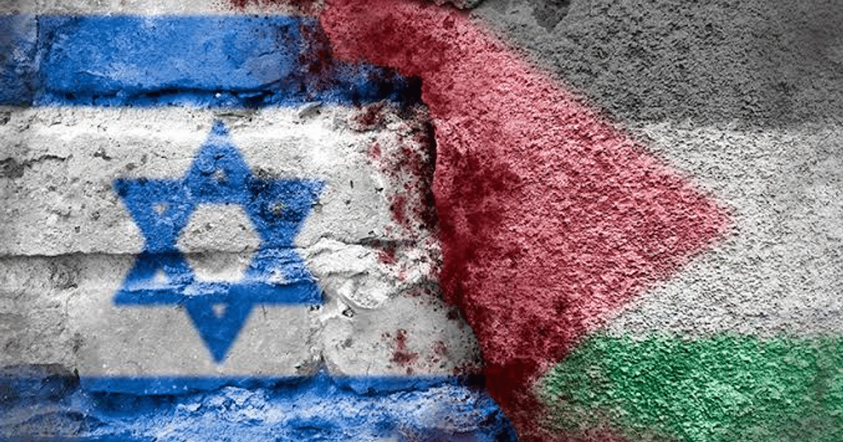 Muro con banderas de Israel y Palestina simbolizando el conflicto y el reciente acuerdo de alto el fuego.