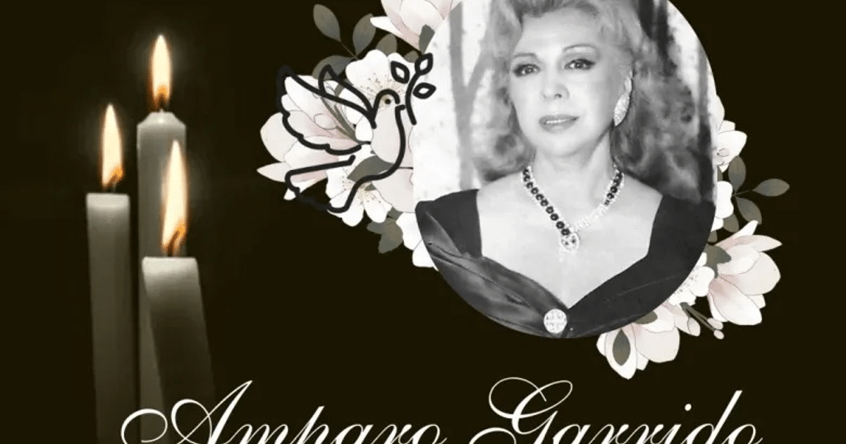 Homenaje a Amparo Garrido con velas, flores y su fotografía en un marco ovalado.