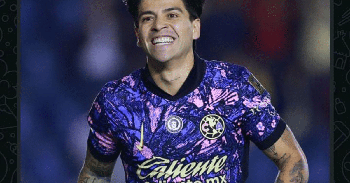 Jugador del América sonriendo con camiseta púrpura y rosa en el campo de juego