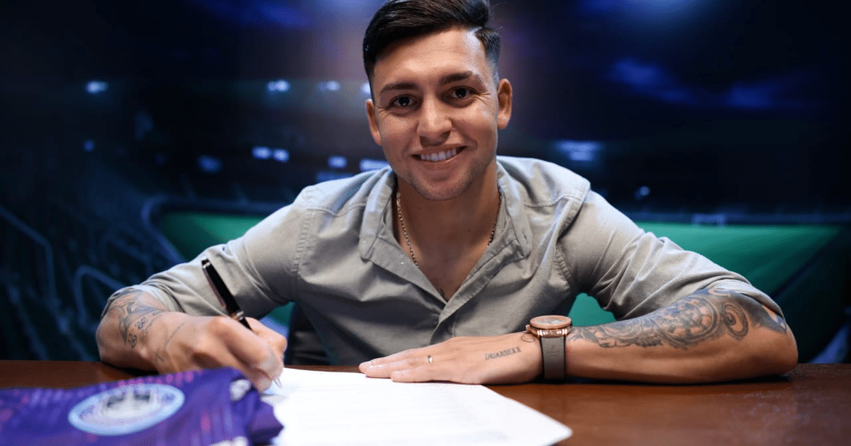 Anderson Duarte firmando contrato con Mazatlán FC, camiseta de fútbol en la mesa