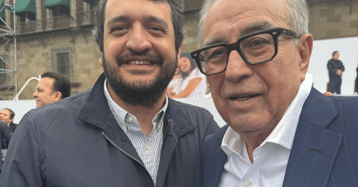 Gobernador de Sinaloa junto a Andrés Manuel López Beltrán en un evento político.