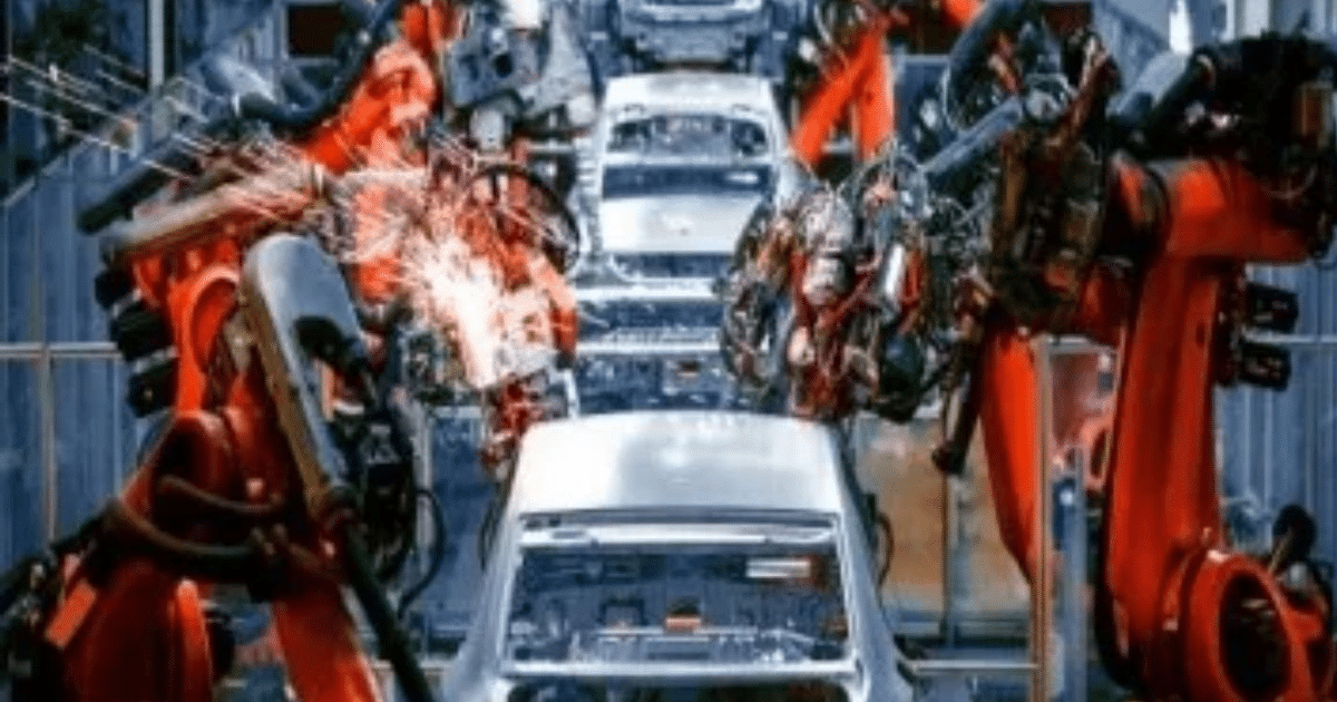 Robots industriales en línea de ensamblaje de automóviles en fábrica automatizada