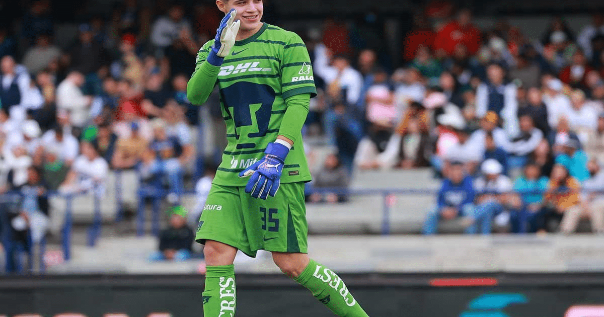 Pablo Emiliano Lara, portero de los Pumas, saluda a la multitud en un día soleado durante un partido de la Liga MX.