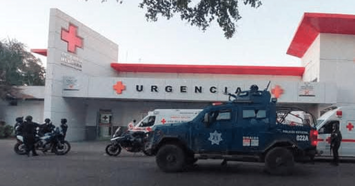 Estación de urgencias de Cruz Roja con ambulancias y vehículo policial en Culiacán