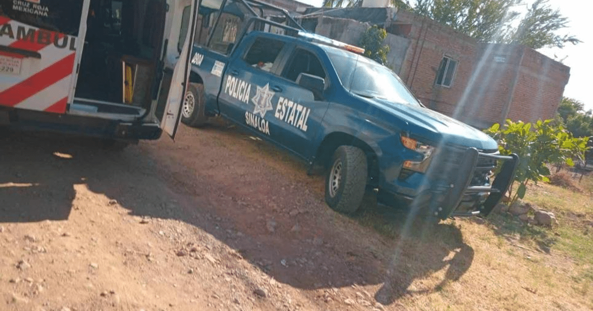 Camioneta de la Policía Estatal de Sinaloa en área rural, cerca de una ambulancia, durante el día.