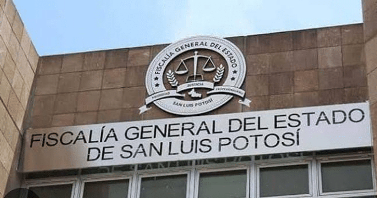 Fachada de la Fiscalía General del Estado de San Luis Potosí con letrero y emblema de justicia.