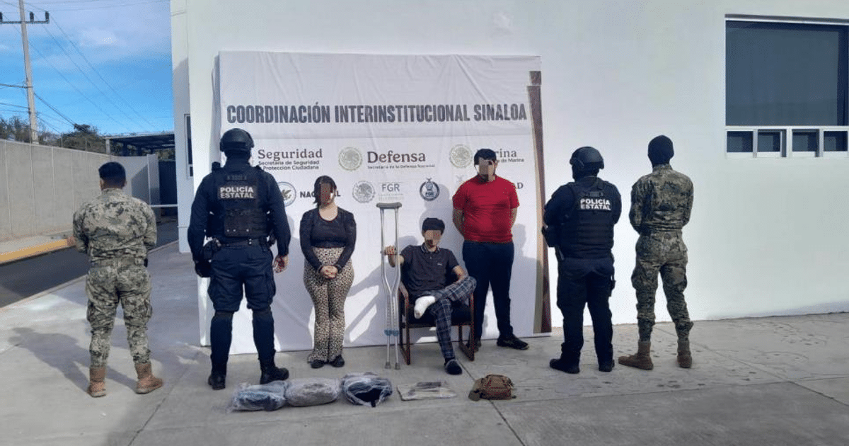 Conferencia de prensa en Sinaloa sobre operativo policial tras asalto en gasolinera