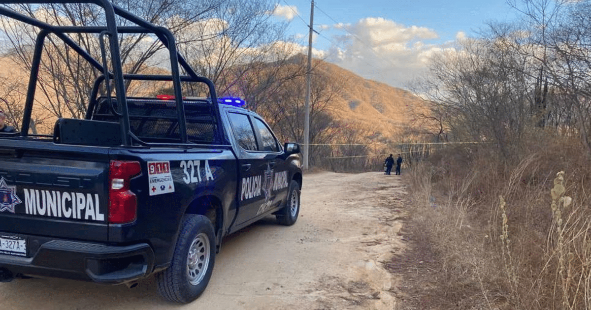 Camioneta de policía en camino rural con agentes y cinta de seguridad en Choix.