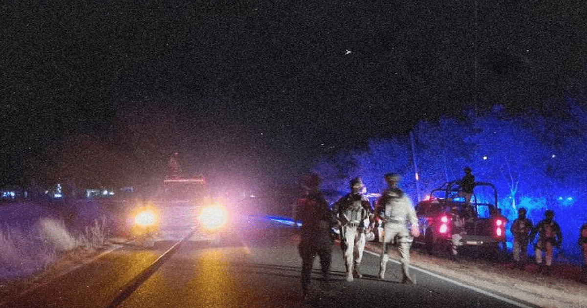 Operativo nocturno en Culiacán con vehículos de seguridad y personal uniformado bajo luces azules.