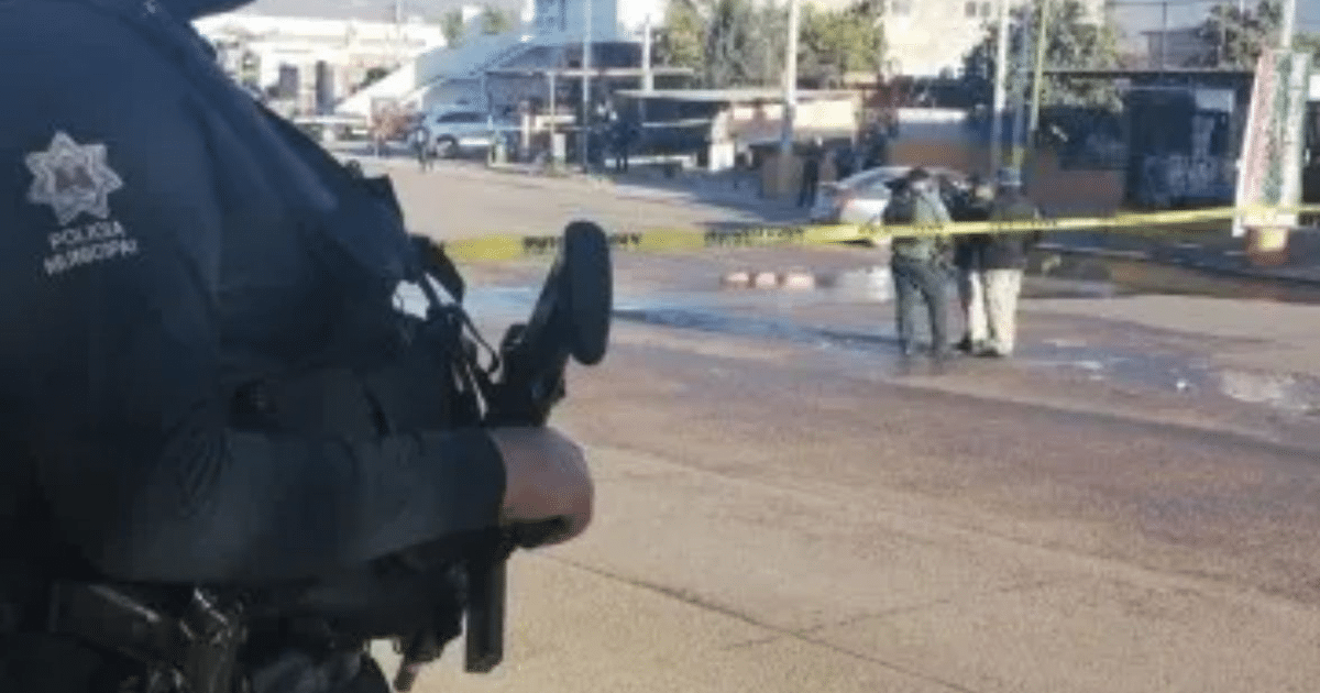 Oficial de policía armado en escena acordonada tras tiroteo en Culiacán