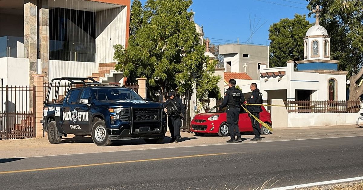 Policía estatal investiga escena de crimen en Culiacán con vehículo rojo y cinta amarilla.