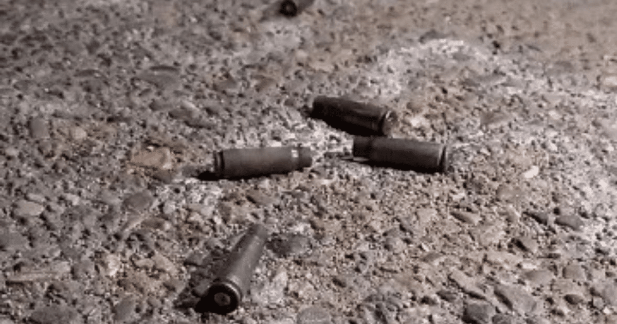 Casquillos de bala en el suelo tras un ataque armado en Culiacán.