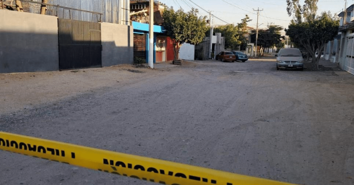 Calle desierta con vehículos estacionados y cerca amarilla en Montebello tras ataque armado