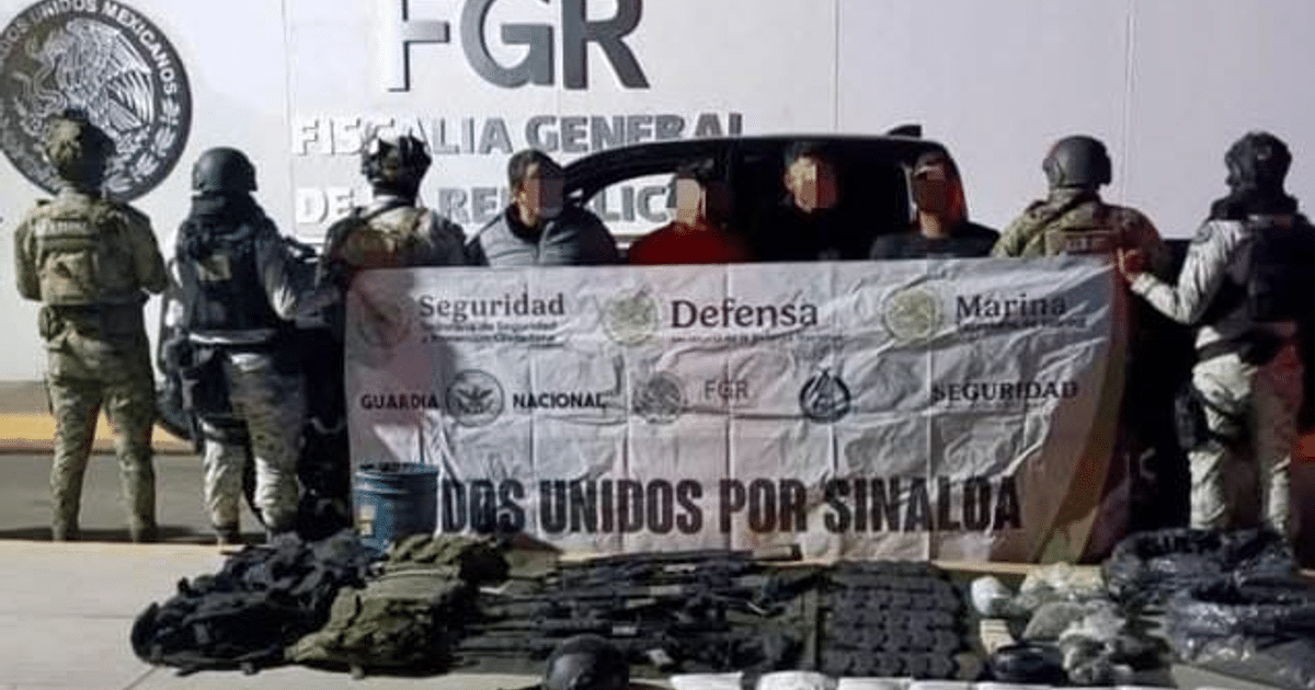 Operativo de seguridad en Culiacán con militares y civiles junto a una bandera 'UNIDOS POR SINALOA'.
